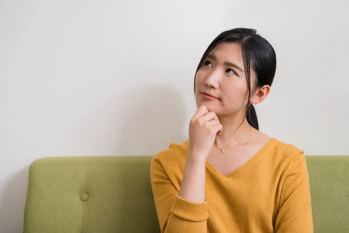 一位歪頭思考的女性