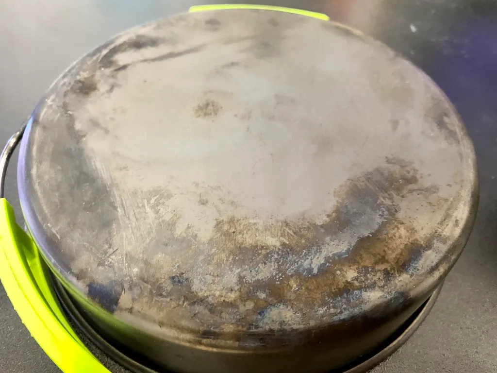 鍋子被煙灰弄髒了