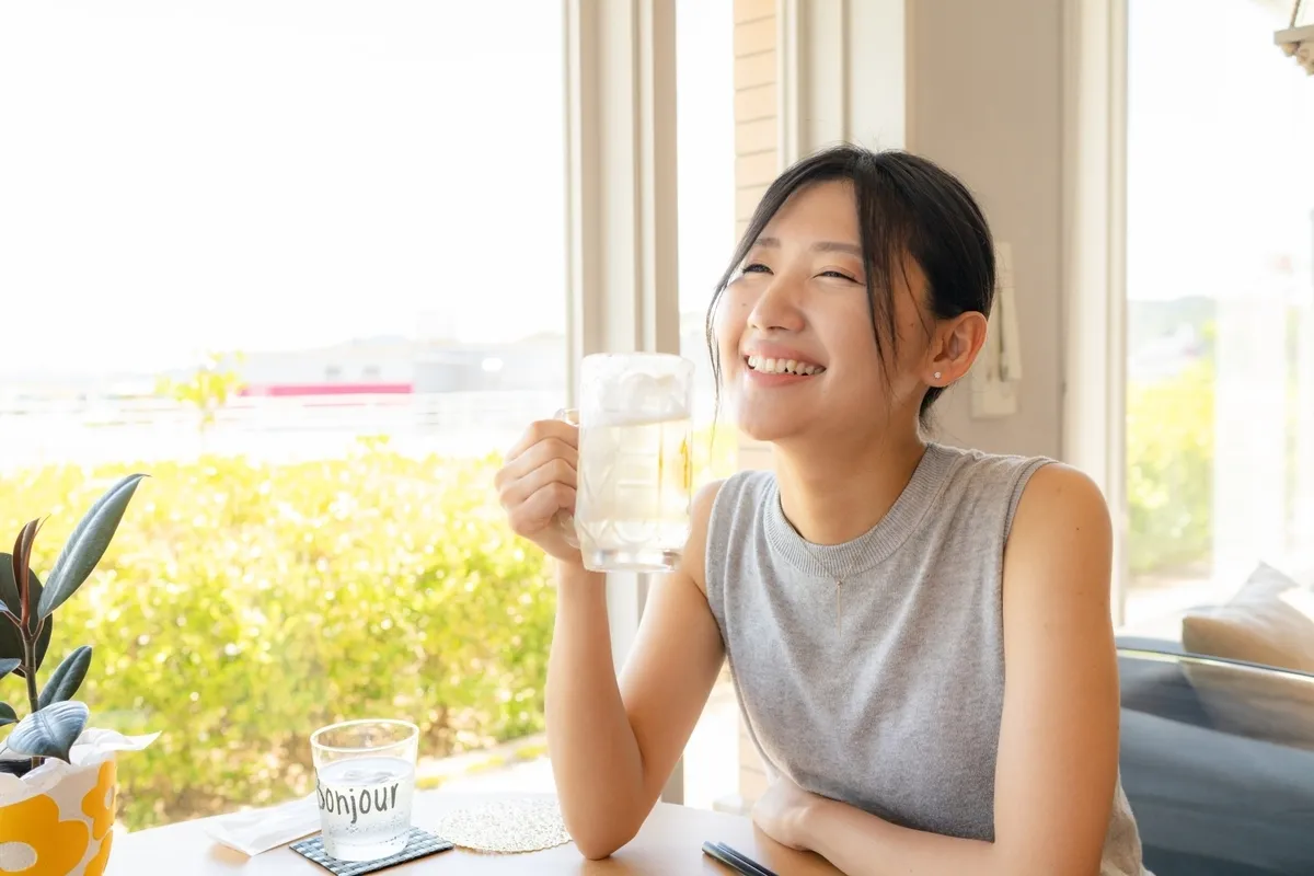 女性享用蘇打威士忌