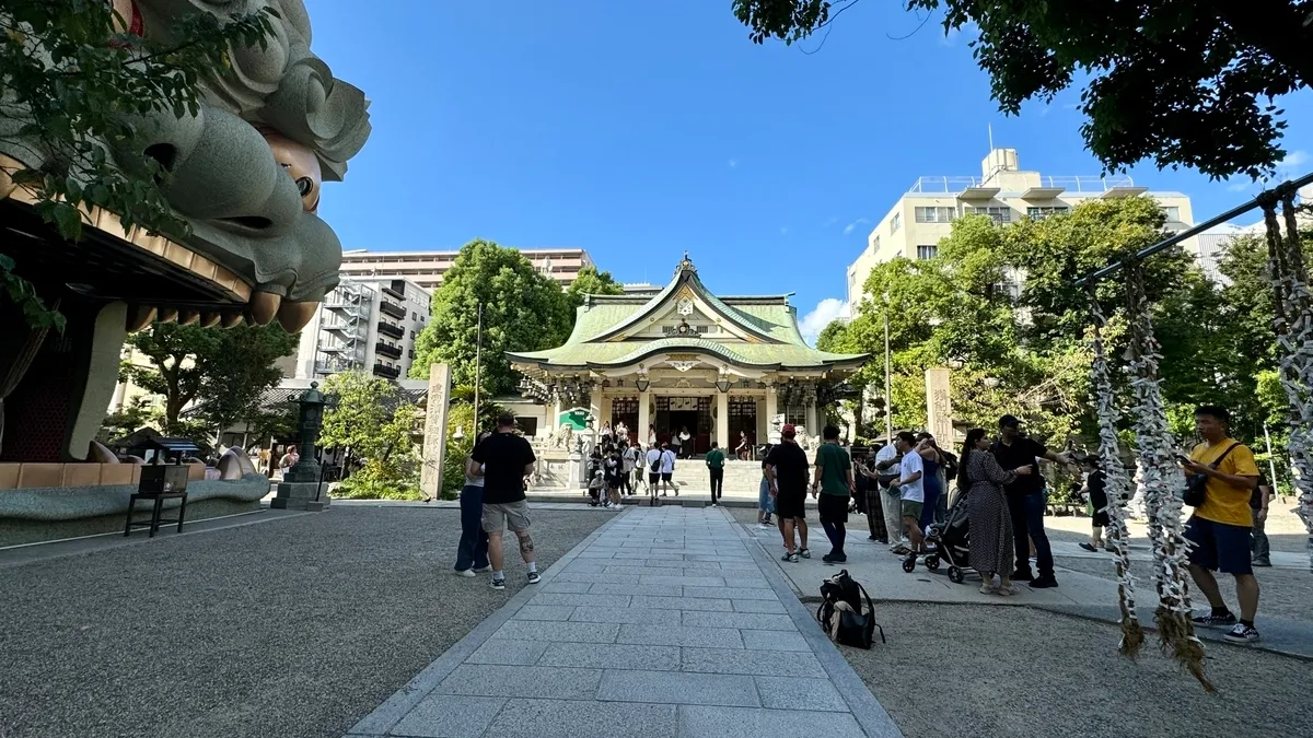 難波八阪神社的境內