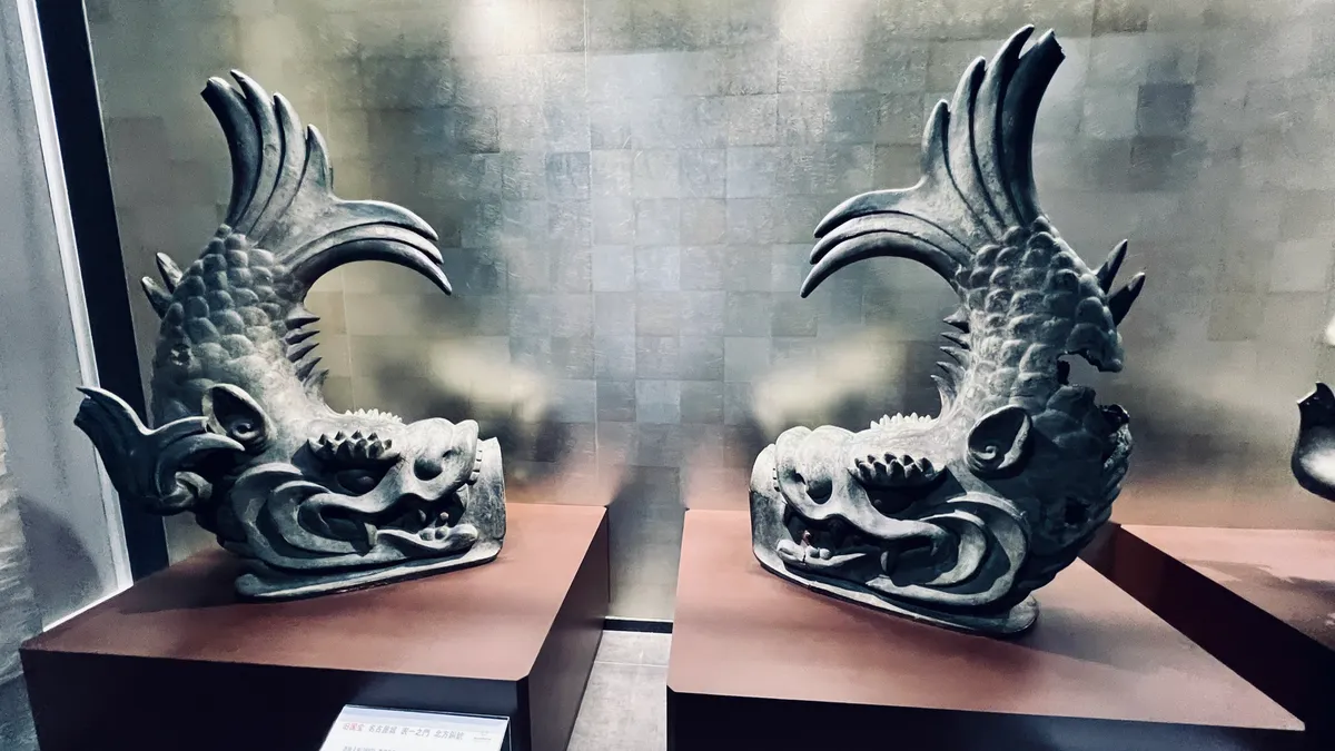 名古屋城表一之門 （左）北方銅魚尾獸 （右）南方銅魚尾獸