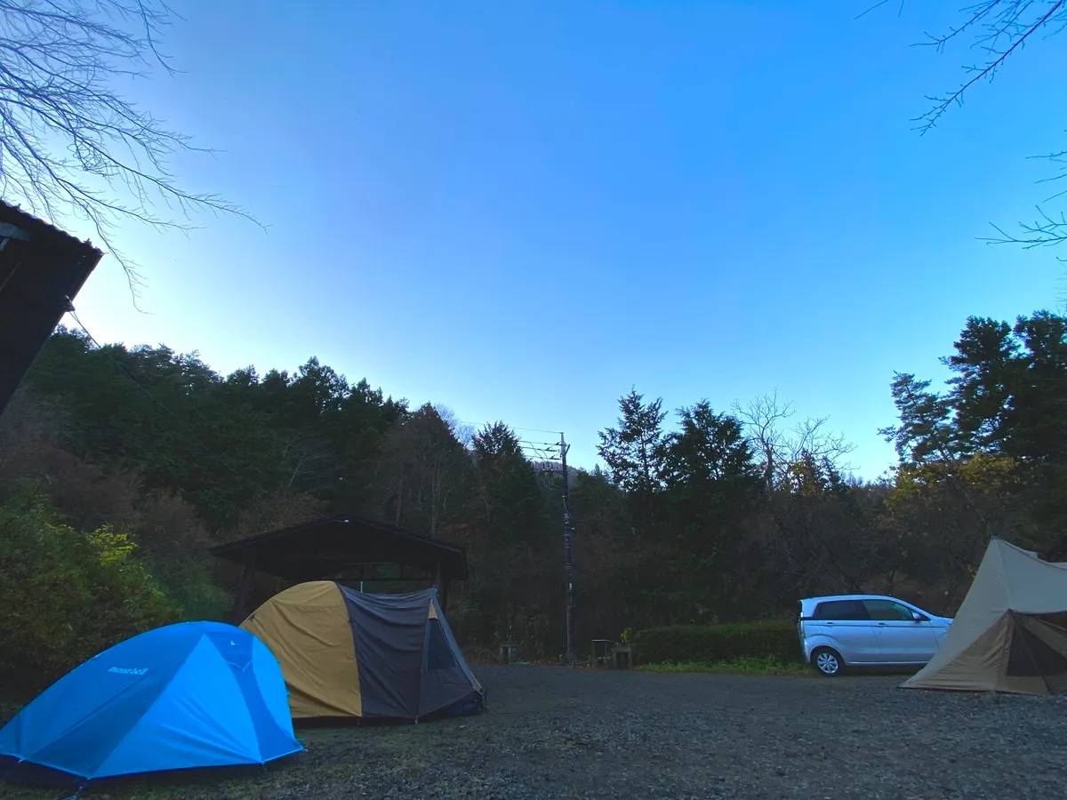 黎明前的露營地