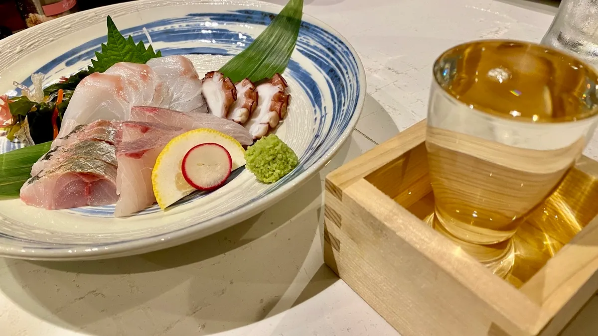 生魚片拼盤和日本清酒