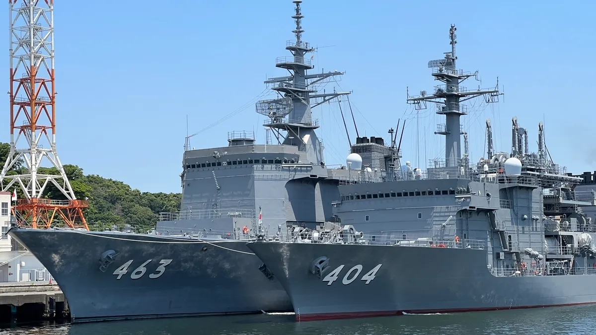 左：463掃雷母艦「浦賀」 右：404潛艦救援艦「千代田」