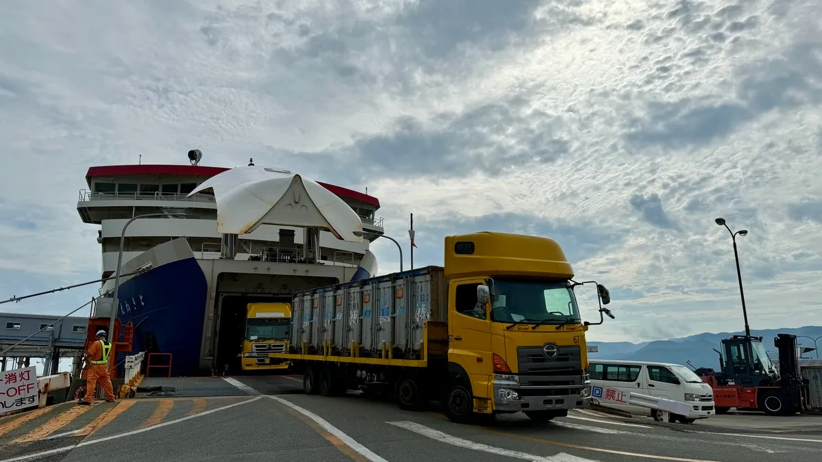 佐渡汽船貨櫃運輸卡車