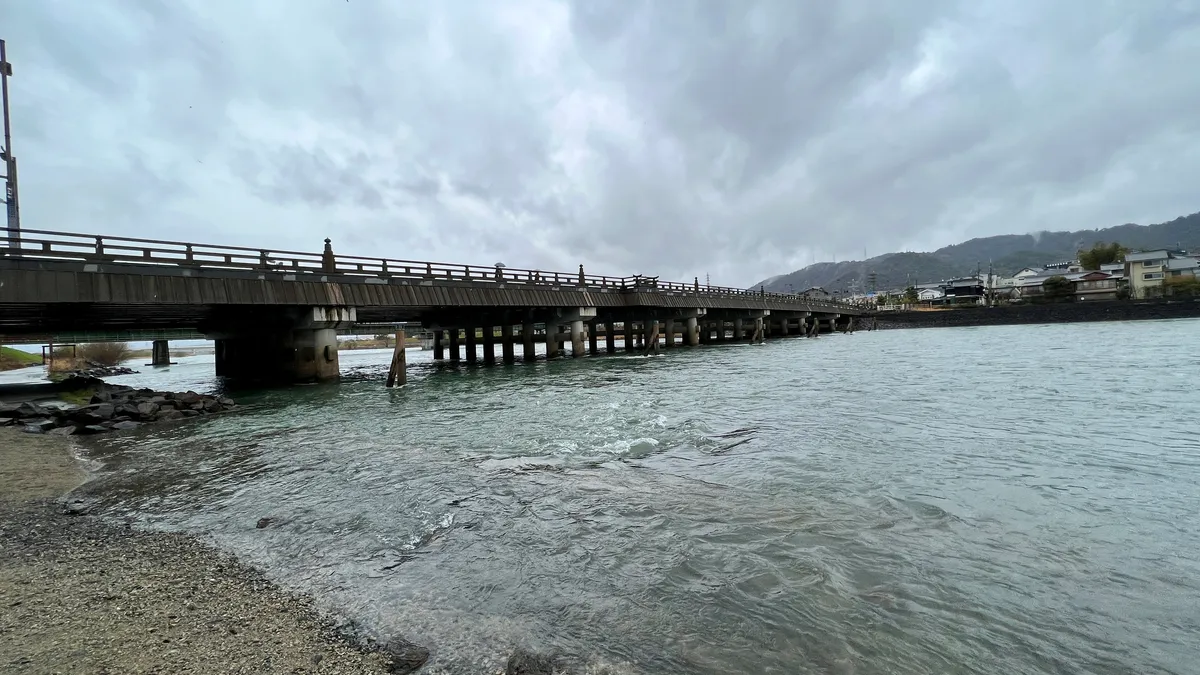 從河灘仰望宇治橋