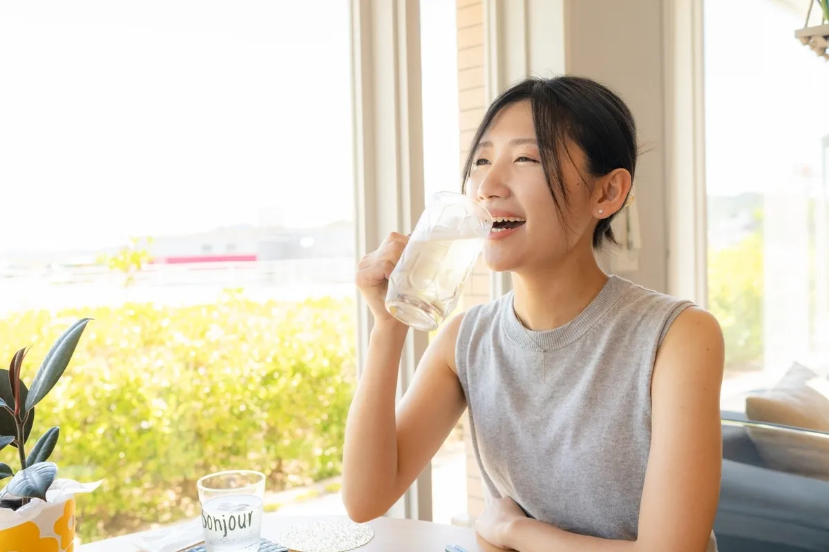 女性享用威士忌蘇打