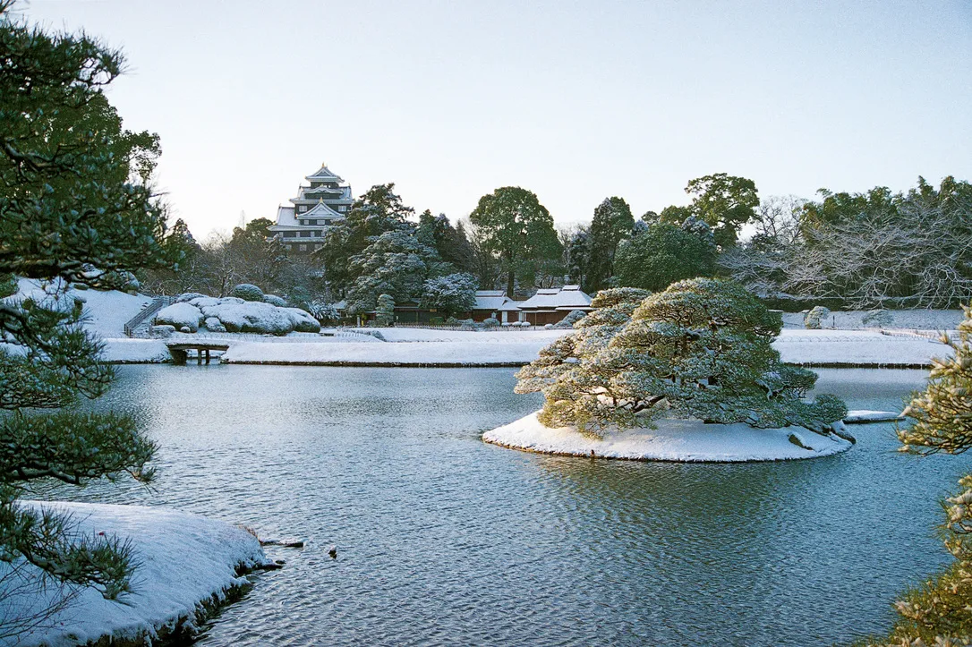 雪景與庭園和岡山城