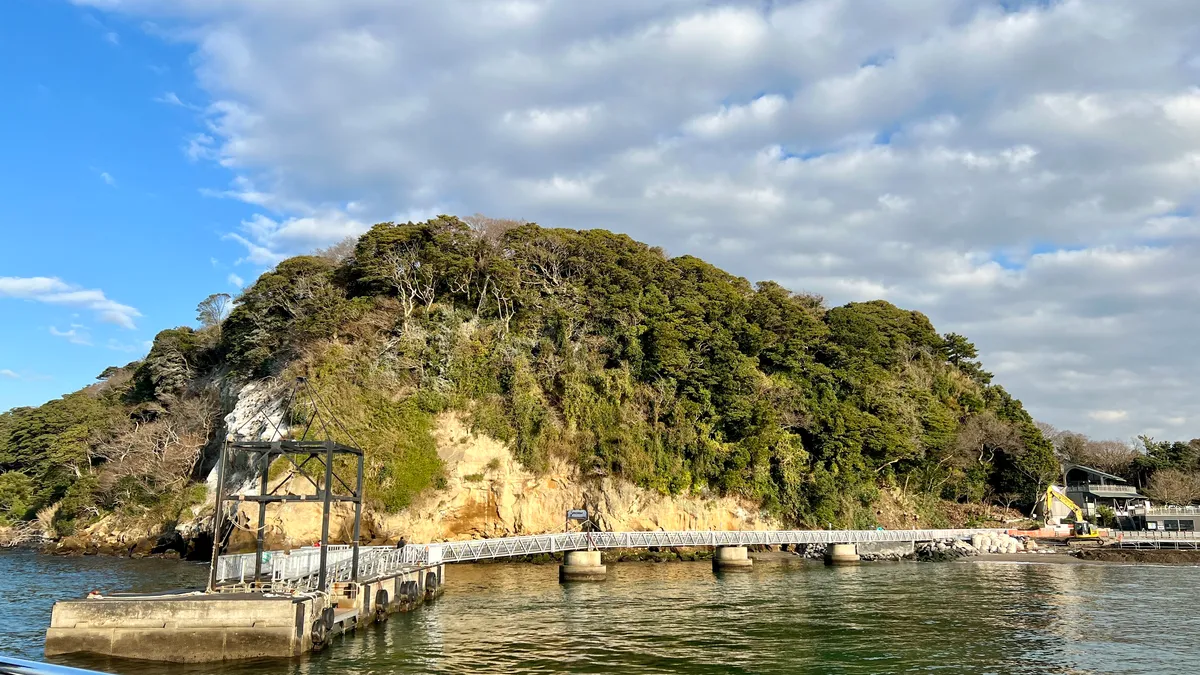 從船上俯瞰猿島