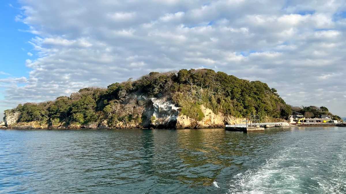 從船上俯瞰猿島