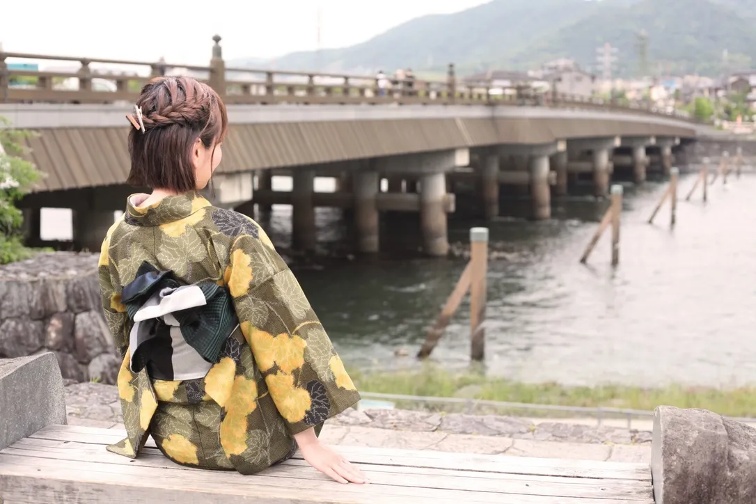 身著和服的女性與宇治橋