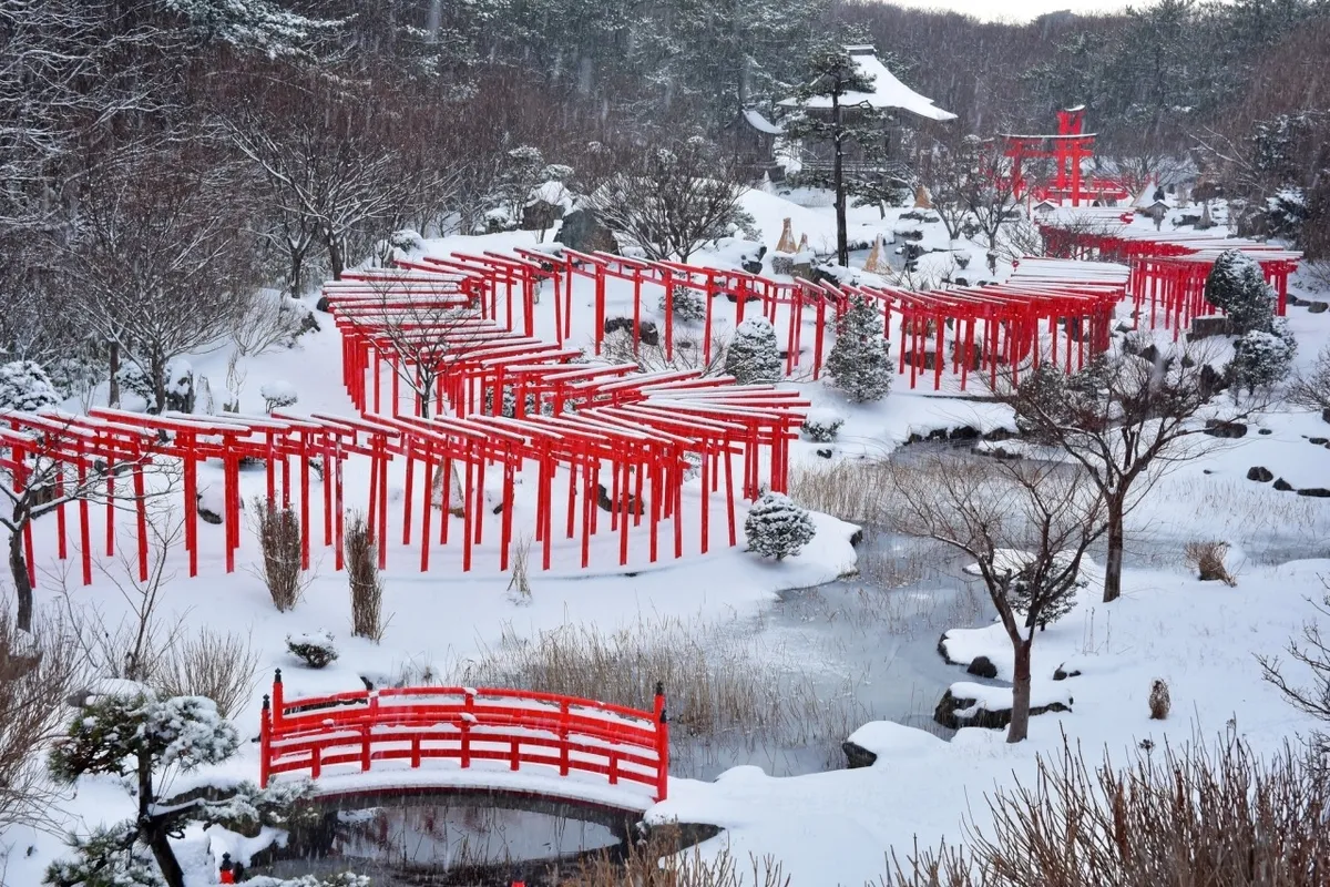 高山稻荷神社 千本鳥居雪景