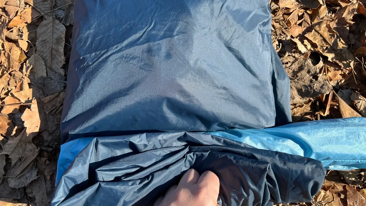 排出空氣，避免鼓起的同時捲起來
