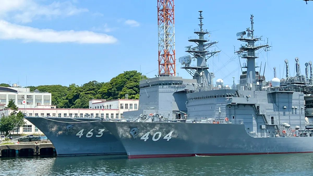 左：463號浦賀號掃雷母艦・右：404號千代田號潛艦救援艦