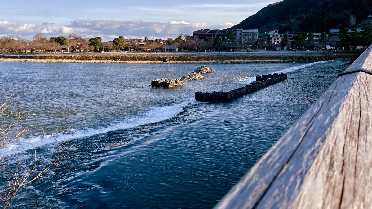 從橋上看桂川的流水