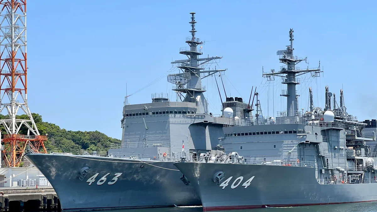 左：463號浦賀號掃雷母艦・右：404號千代田號潛艦救援艦