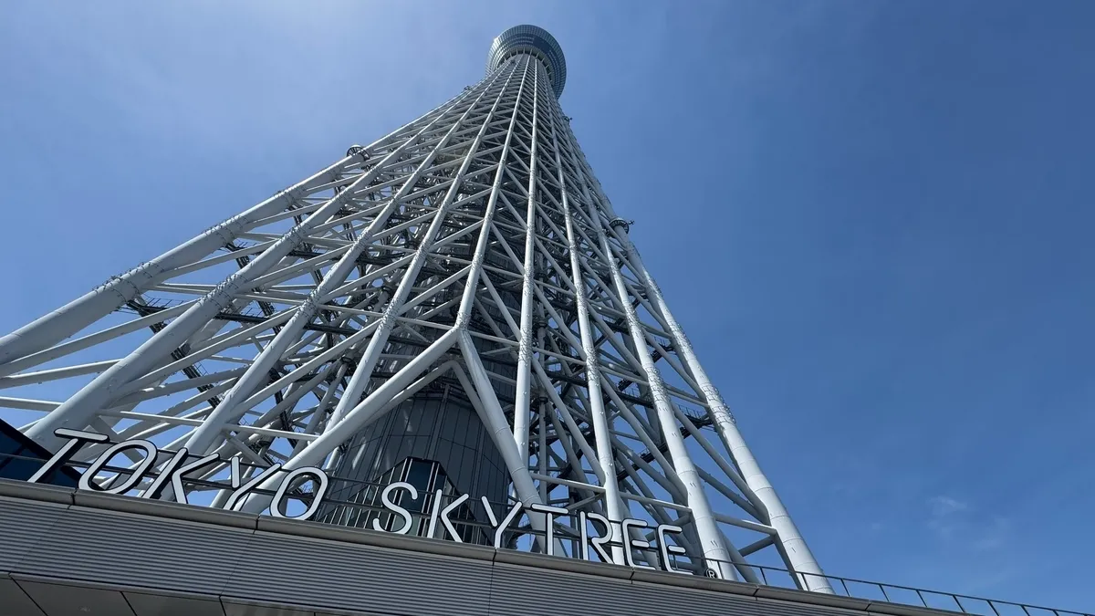 從下方仰望晴空塔
