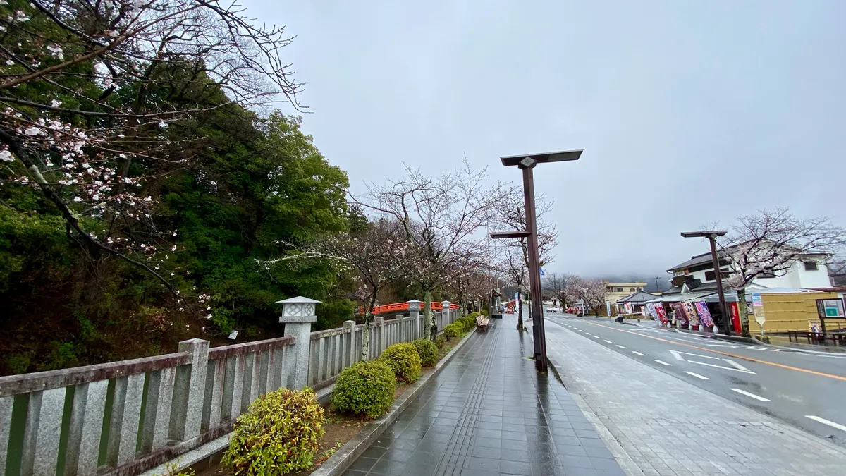 武田神社旁的人行道