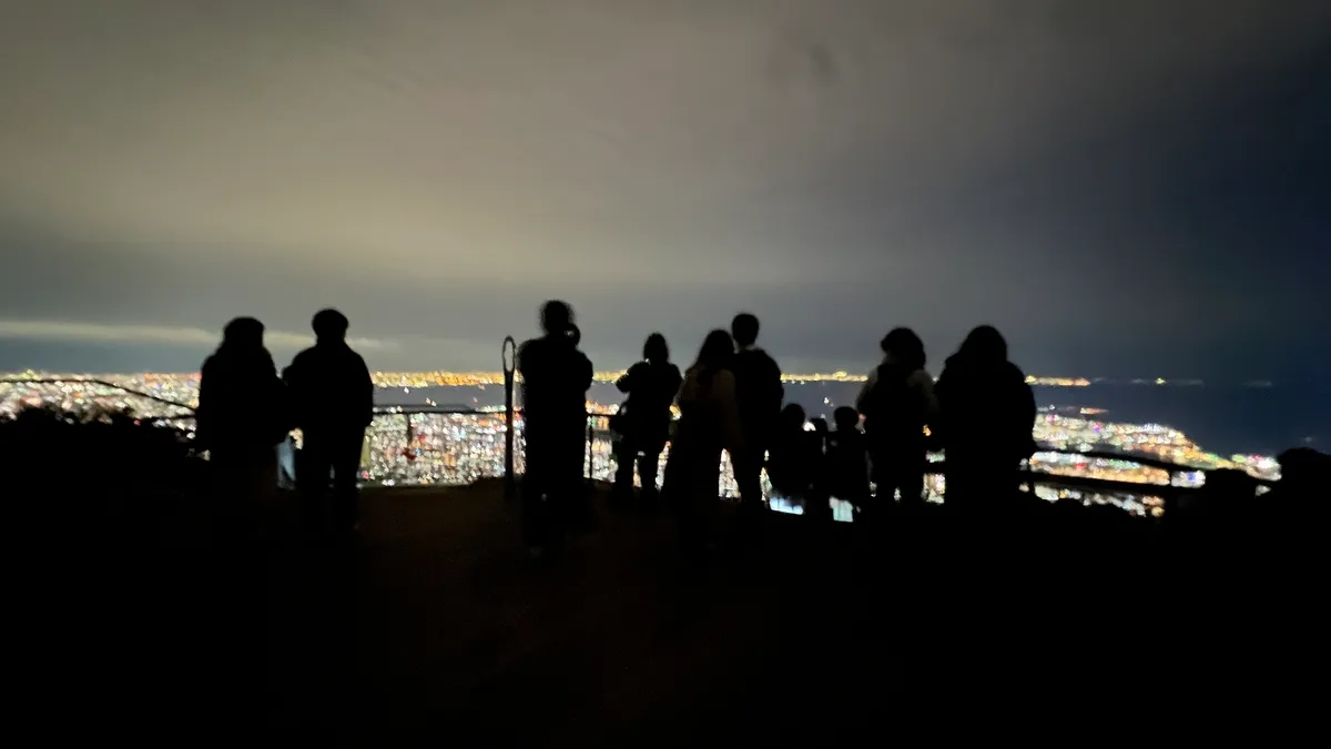 觀賞夜景的人們